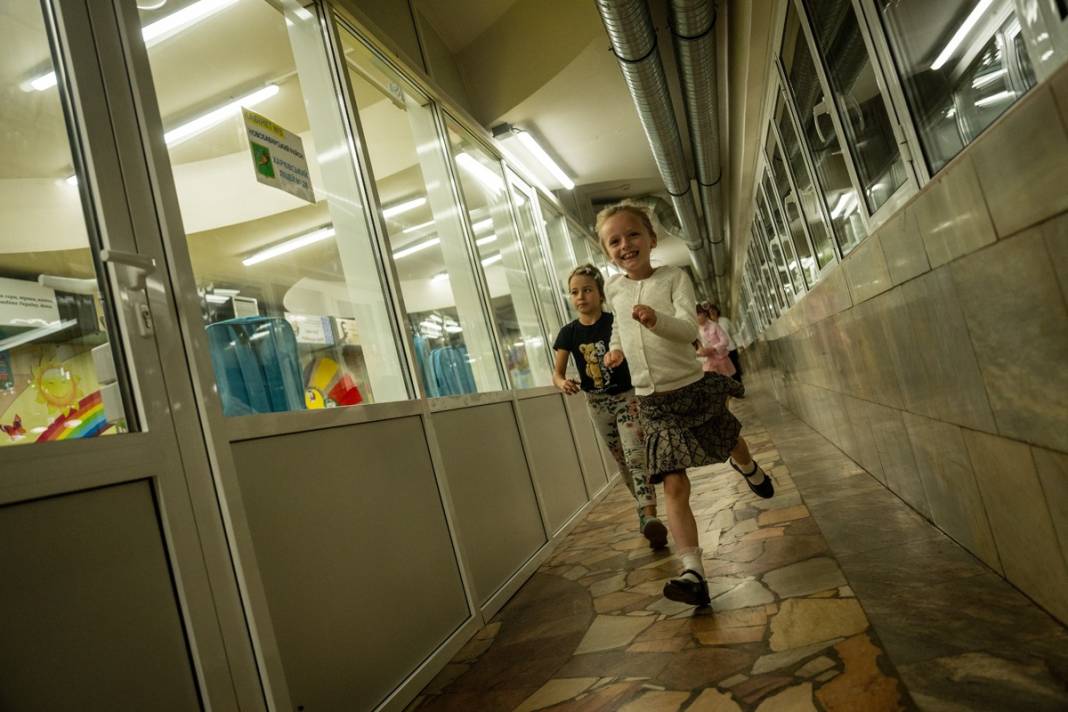 Füze saldırılarının gölgesinde yeni eğitim yılı: Ukrayna'da ilk ders zili metroda çaldı 18